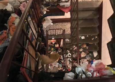 Завалена мусором до потолка: в квартире в Санкт-Петербурге ищут пропавших хозяев