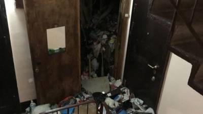Соседка хозяйки «мусорной» квартиры несколько лет не видела ее мужа-инвалида