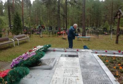 Пожарные привели в порядок воинский мемориал в Толмачево