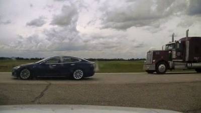 Беспилотный автомобиль Tesla угодил в очередной скандал