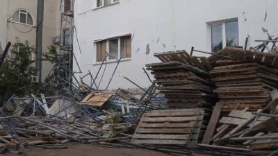 В Севастополе рабочего завалило строительными лесами – видео