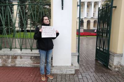 Петербуржцы вышли к зданию правительства с требованием ремонта Военной улицы