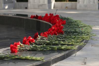 В ростовском сквере им. Фрунзе к мемориалу "Павшим воинам" возложили цветы и венки