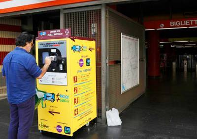 В метро Рима установили автоматы по обмену пластиковых бутылок на билеты
