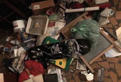 В захламленной до потолка мусором квартире в Петербурге нашли тело мужчины