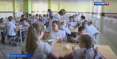Обязательное бесплатное питание в школах: что подают на завтрак или обед донским ученикам?