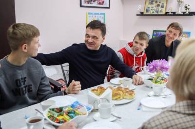 Воробьев и Павлюченко подарили детям из детдома билеты на футбол