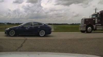 Пока водитель спал, разложив сиденье, его Tesla разогналась до 150 км/ч