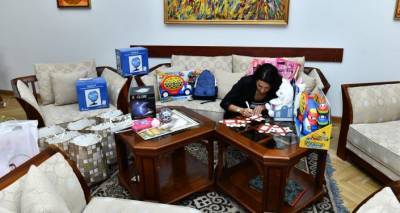 Супруга Пашиняна отправила больным детям подарки после ухода из фонда City of smile