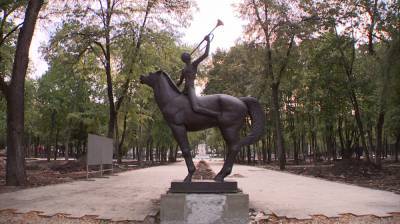 В Воронеже в парк «Орлёнок» вернули обновлённый памятник горнисту
