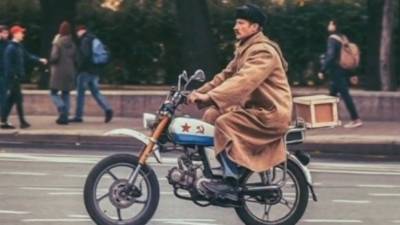 Двойная жизнь: Как мастер по ремонту мотоциклов стал почтальоном Печкиным