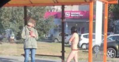 Женщина топлесс ждала автобуса в Ростове-на-Дону