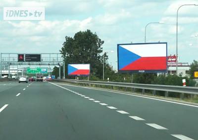 В Чехии рекламщики пытаются флагом защитить билборды от сноса