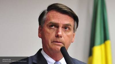 Президент Бразилии назвал "слабаками" находящихся на самоизоляции граждан