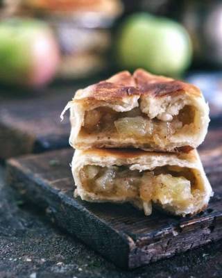 Осень на столе: пирожки, пирог и оладьи — три блюда с яблоками