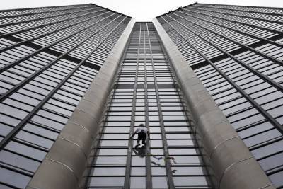Мужчина без страховки полез на самый высокий небоскреб Парижа