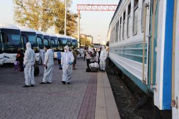 Узбекистан направит еще 4 поезда для вывоза мигрантов из палаточного лагеря в России. Также планируется запустить спецрейсы