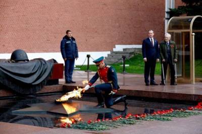 Частица Вечного огня отправилась от стен Кремля на мемориал энергетикам-героям, который откроют в субботу 19 сентября