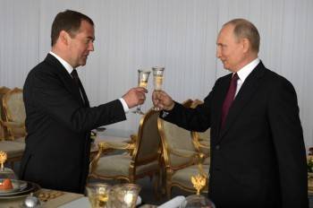 На день рождения Медведев получил орден из рук Президента