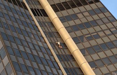 Мужчина пытался без страховки забраться на небоскреб Монпарнас в Париже