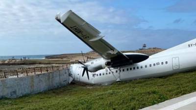 В Могадишо самолет разбился о бетонную стену
