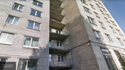 Полиция Петербурга нашла тело мужчины в замусоренной квартире