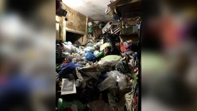 В забитой мусором квартире в Купчино нашли труп мужчины.