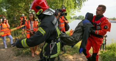 Рига: за сутки спасатели помогли выбраться на берег двум тонущим мужчинам