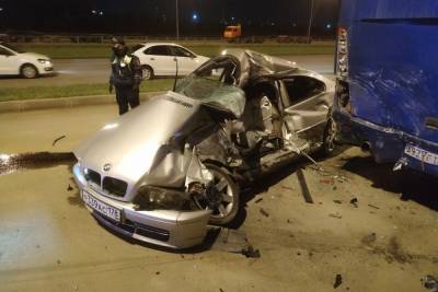 Водитель BMW погиб в аварии с автобусом на Маршала Казакова