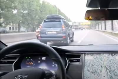 Впервые автопилот Tesla решил сам уйти от полицейской погони