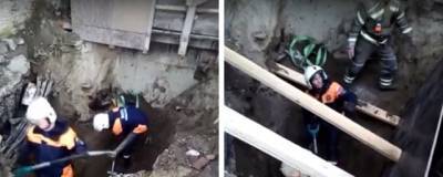 В Новосибирске строителя завалило грунтом в траншее
