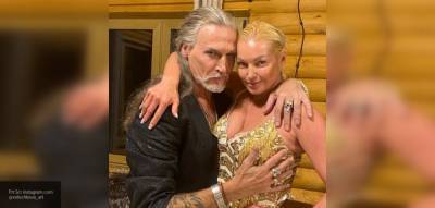 Анастасия Волочкова показала откровенное фото с рукой Джигурды на груди