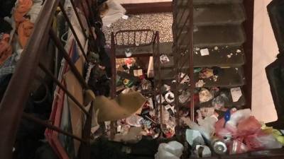 Как выглядит заваленная мусором петербургская квартира изнутри — видео
