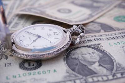 Аналитик рассказал россиянам о лучшем времени для покупки доллара