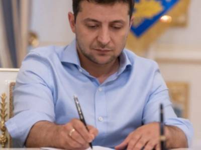 Зеленский подписал закон, который разрешает баллотировать на выборах без справки о судимости