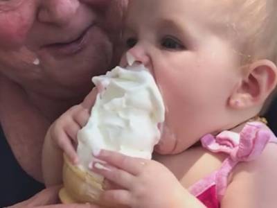 Жадная малышка: Девочка решила не кусать мороженое, а нырнуть в него