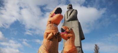 Пара "динозавров" исполнила танец в центре Петрозаводска (ФОТО и ВИДЕО)
