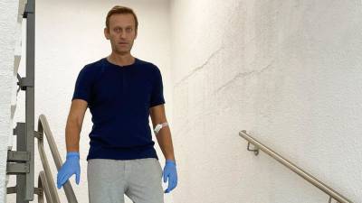 Навальный заявил, что учится заново говорить и ходить после выхода из комы