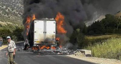 Фура загорелась на трассе близ границы Армения-Иран: дорога временно закрыта - фото