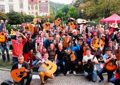 Сотни гитаристов в Праге попробуют установить новый рекорд