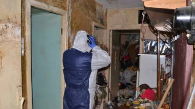 В квартире Санкт-Петербурга под тоннами мусора нашли два тела