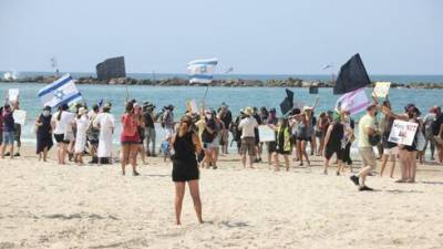 На пляже в Тель-Авиве прошел митинг против карантина: "Народ - не стадо"
