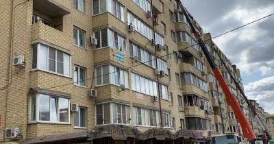 В подъездах горевшей многоэтажки по ул. Российской в Краснодаре меняют окна