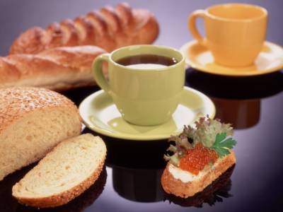 Чай с бутербродом – сигнал о болезни: врачи рассказали, о чем говорит желание перекусов