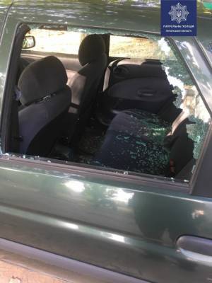Жаркая поездка в такси: В ходе конфликта с водителем житель Рубежного разнес стекло в автомобиле