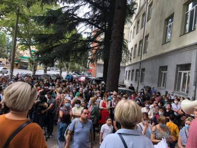 В Тбилиси ученики и педагоги протестуют, требуя провести ремонт в аварийной школе