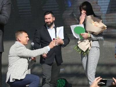 Кандидат в местные депутаты от "Слуги народа" сделал своей коллеге предложение руки и сердца во время партийного съезда