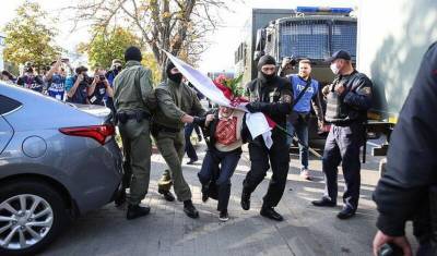 В Минске начались задержания участниц “блестящего женского марша” (ФОТО)