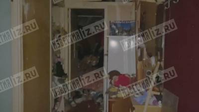 Видео: найденное в петербургской квартире-свалке тело женщины выносят из дома