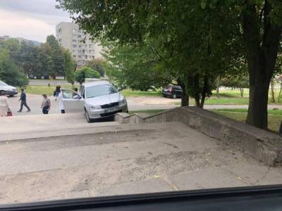 Машина без водителя совершила каскадерский трюк во Львове и повисла на ступенях